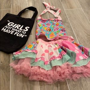 2 piece outfit and bag.